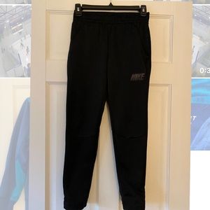 Boys Size Medium Nike Therma-fit joggers.